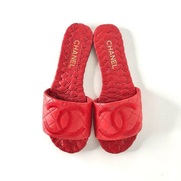 Chanel Interlocking CC Logo Red Quilted Lambskin Slip On Mules Slides 38.5 Flats - Picture 3 of 13